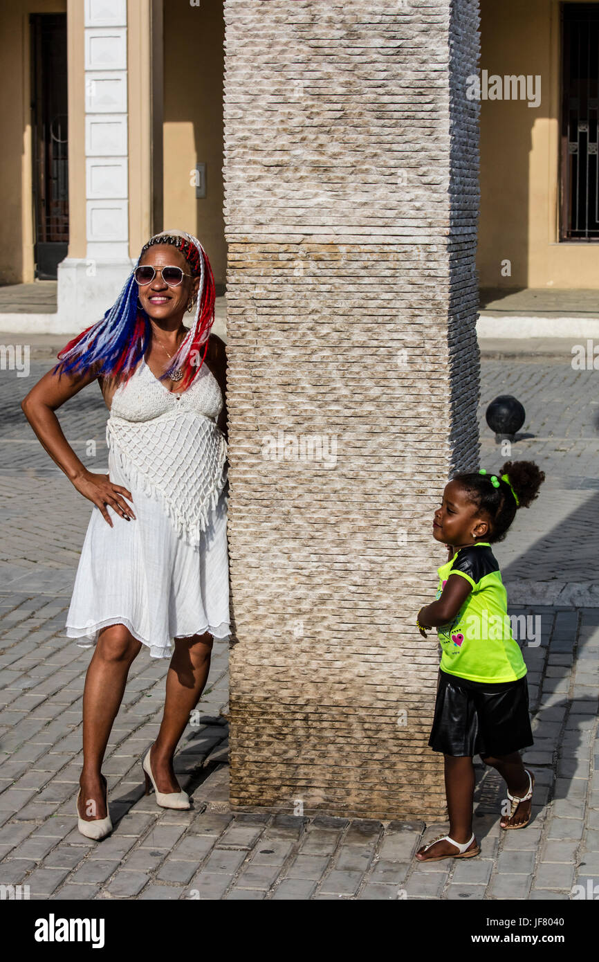Eine kubanische Mutter und Tochter im PLAZA VIEJA in alten Habana - Havanna, Kuba Stockfoto