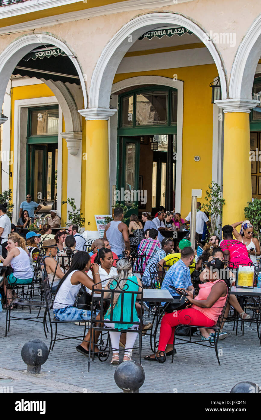 Restaurant im Freien in der PLAZA VIEJA der alten Habana - Havanna, Kuba Stockfoto