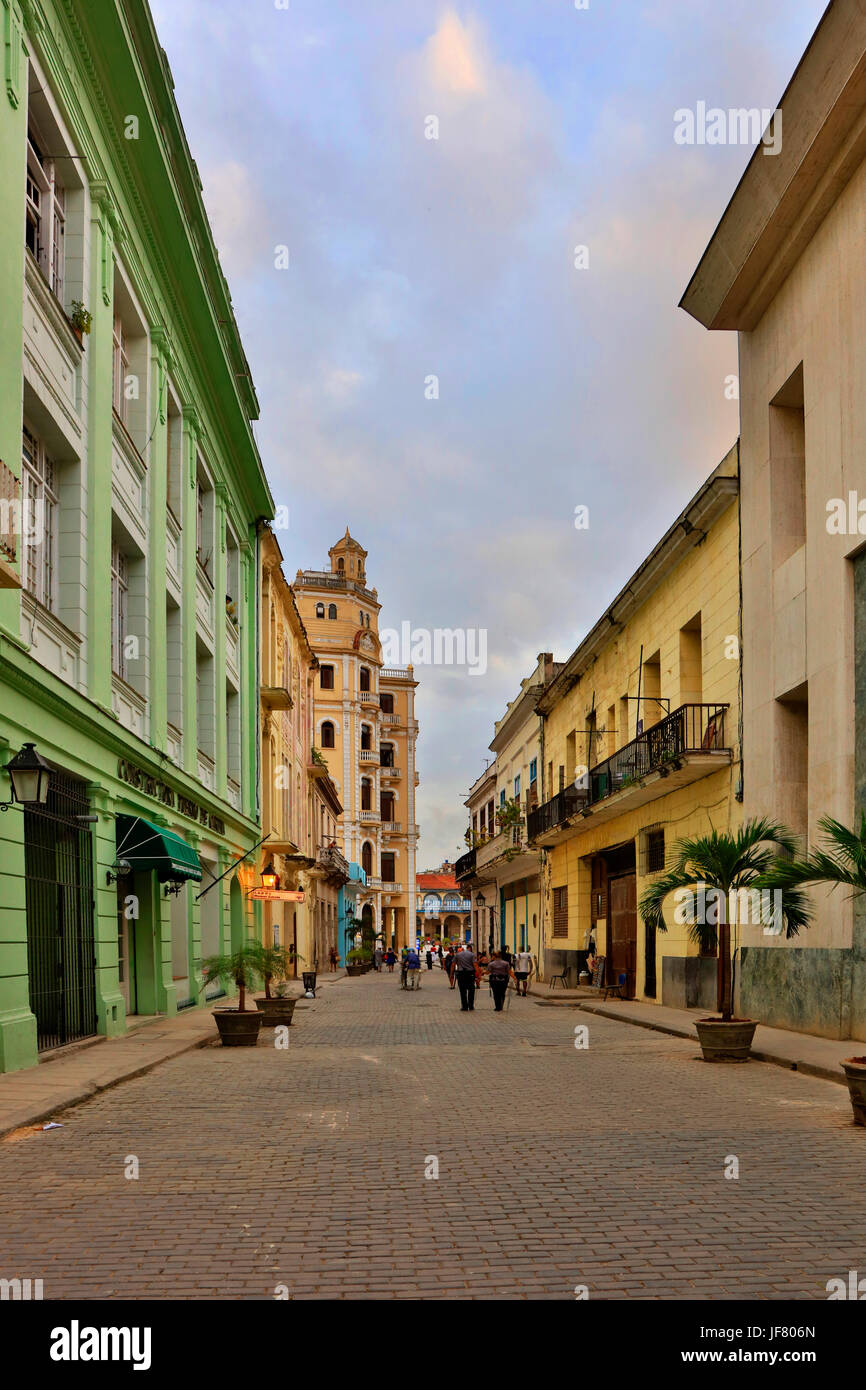 Historische Architektur Mercaderes Straße in HABANA VIEJA in der Dämmerung - Havanna, Kuba Stockfoto