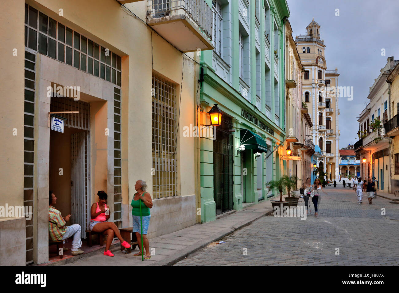 Historische Architektur Mercaderes Straße in HABANA VIEJA in der Dämmerung - Havanna, Kuba Stockfoto