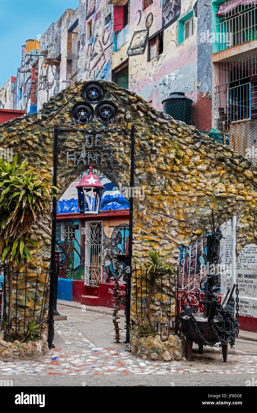 Eingangsbereich der Afro-kubanischen M Künstlerkolonie von CALLEJON DE HAMEL begann der Künstler SALVADOR GONZALES - Havanna, Kuba Stockfoto