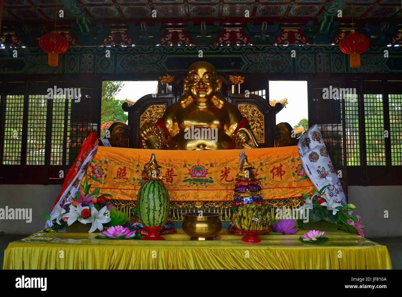 Goldene Statue und Angebote in traditionellen chinesischen buddhistischen Tempel in Lumbini, Nepal Stockfoto