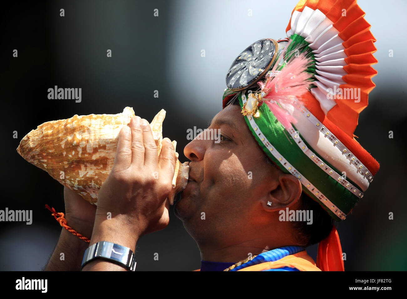 Ein Fan von Indien bläst in eine Schale Stockfoto