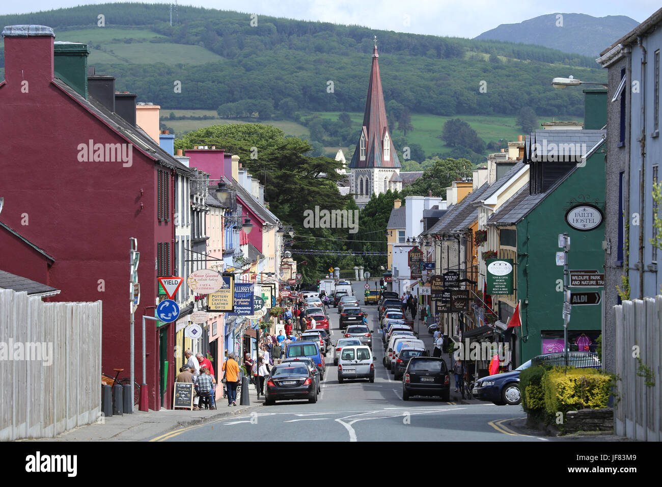 Henry Street in der Stadt Kenmare, County Kerry, Irland.  Die Heilig-Kreuz-Kirche in der Ferne zu sehen. Stockfoto