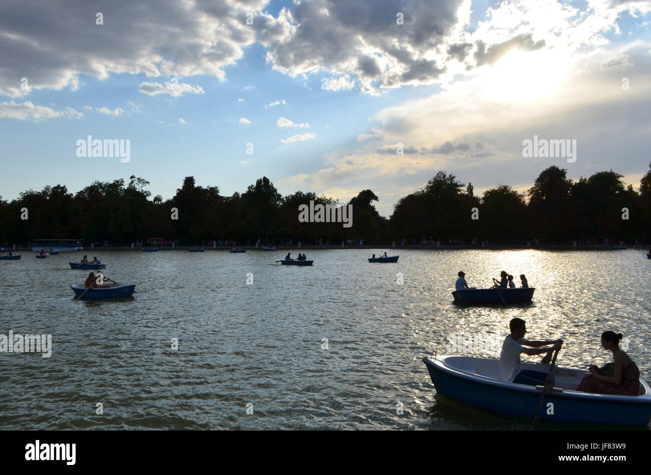 Touristen, die Bootstouren auf dem See Buen Retiro Park in Madrid, Spanien Stockfoto