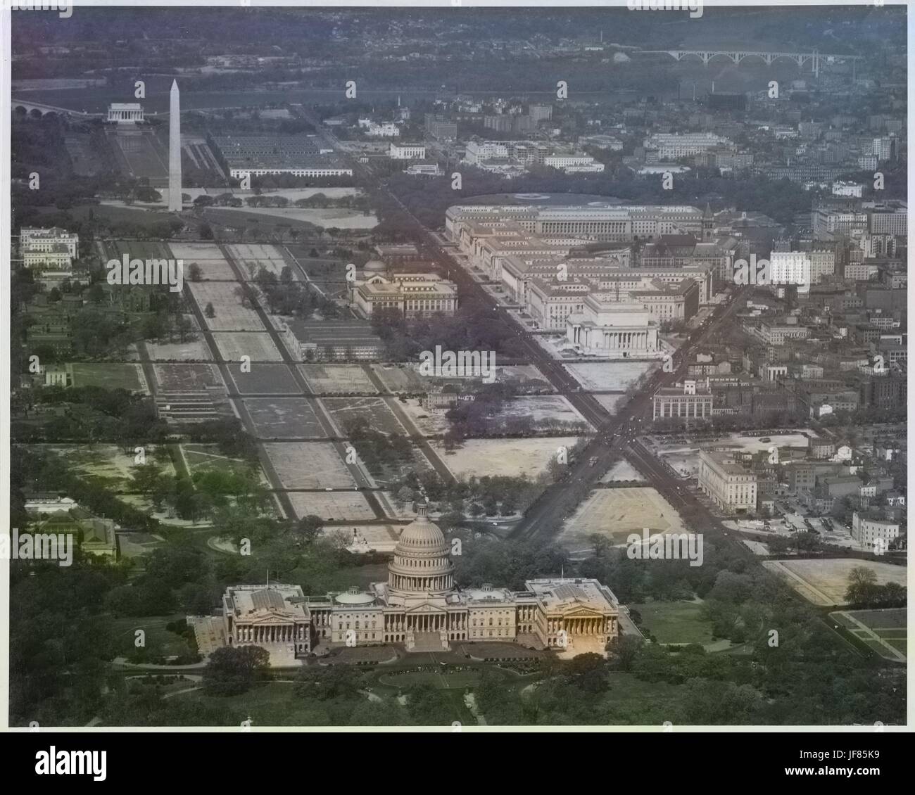 Luftaufnahme des Capitol und Federal Triangle, Washington, DC, 1936. Hinweis: Bild wurde digital eingefärbt wurde mit einem modernen Verfahren. Farben können Zeit ungenau sein. Stockfoto