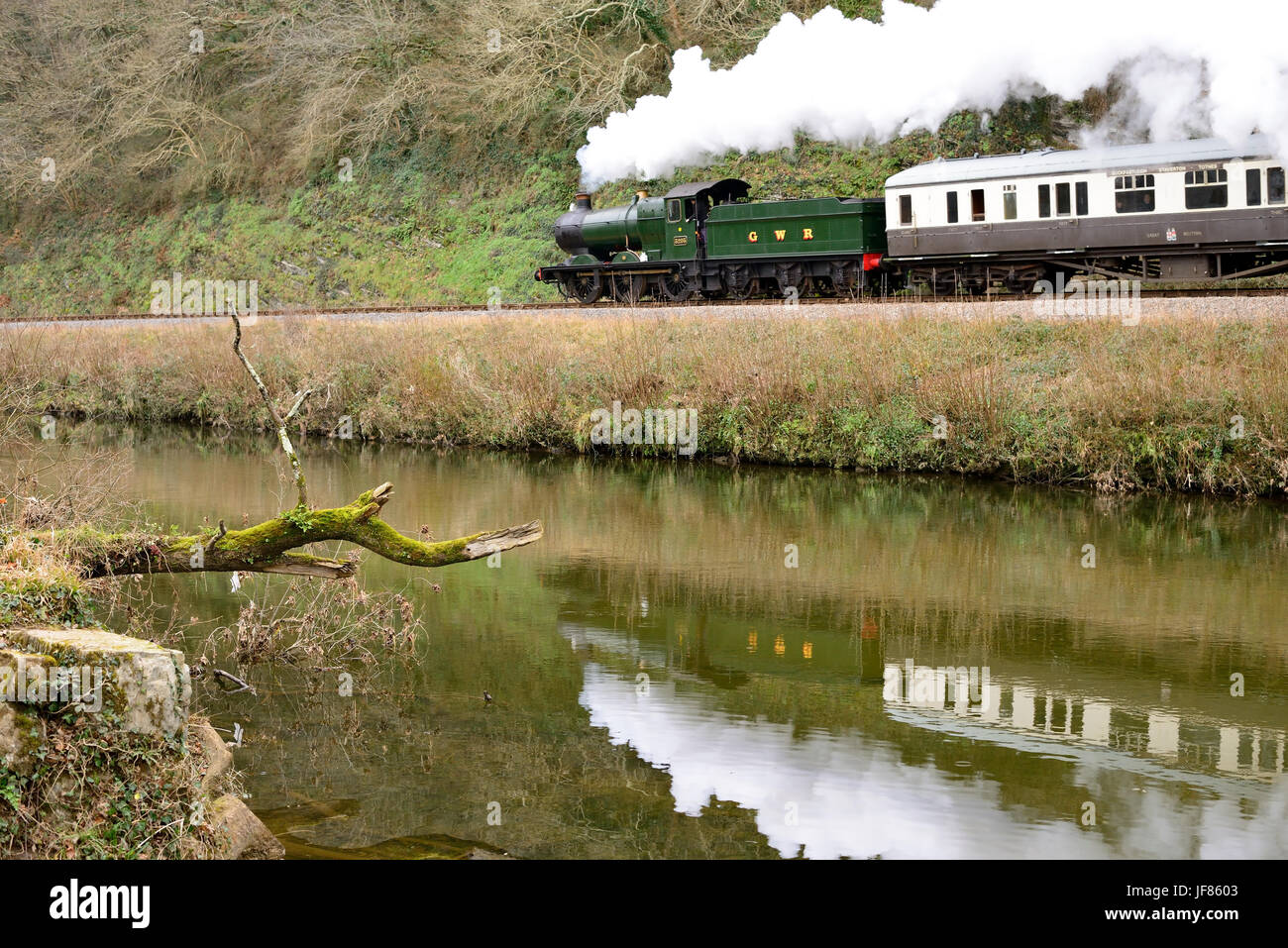 Dampfzug auf der South Devon Railway entlang des Flusses Dart, gezogen von GWR 2251 Klasse 0-6-0 keine 3205. Stockfoto