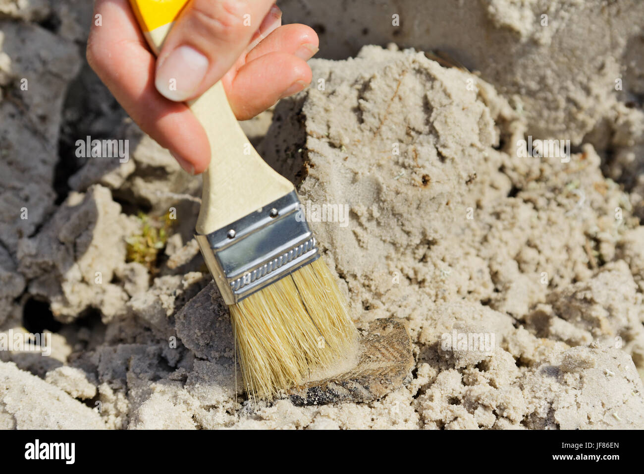 Archäologische Entdeckung - ein Fragment von einem Keramikgefäß mehr als 2000 Jahre alt, Fokus auf Entdeckung Stockfoto