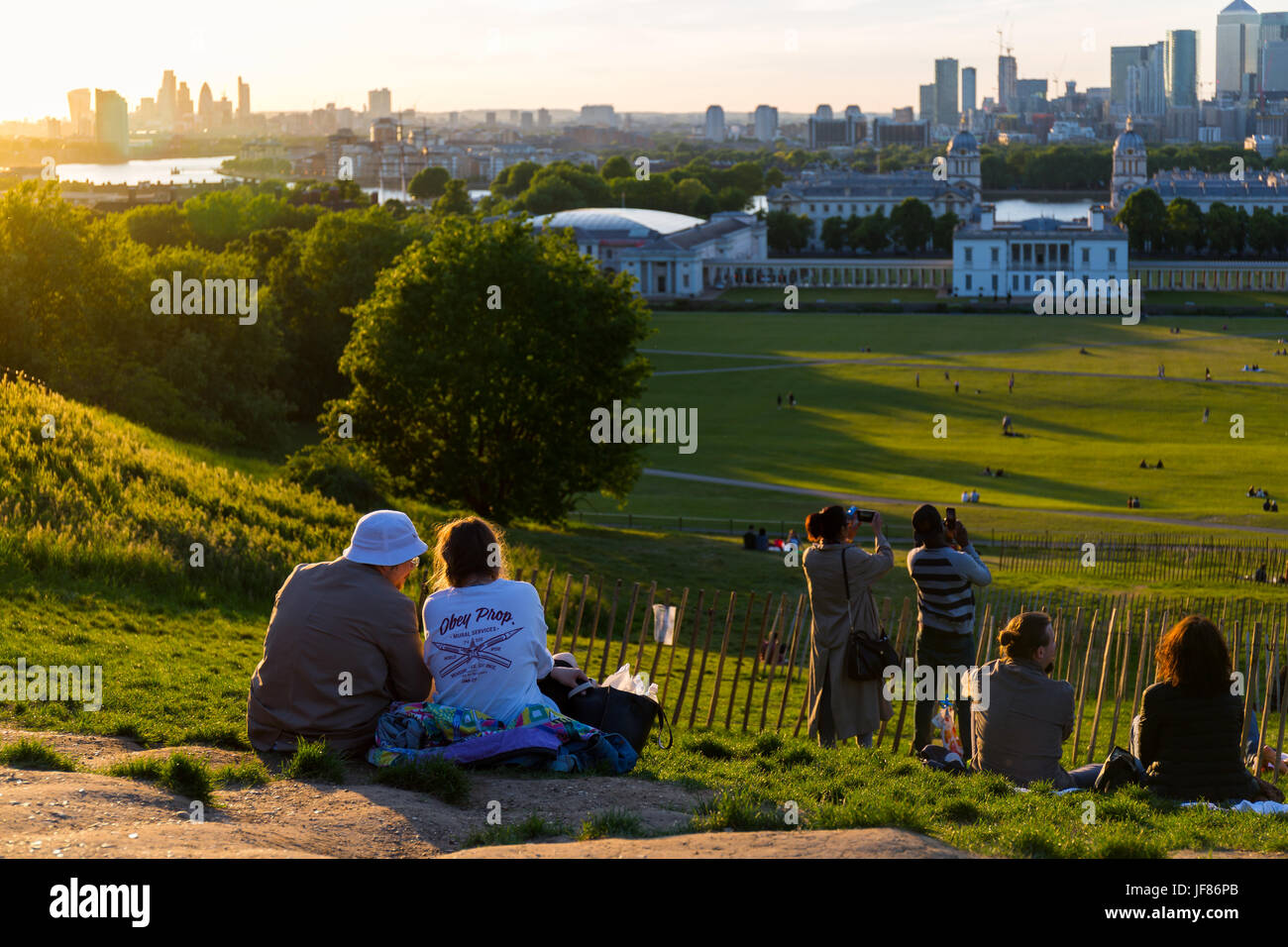 Menschen auf dem Hügel im Greenwich Park, beobachten den Sonnenuntergang und die Fotos. Besuchen Sie jedes Jahr werden Millionen von Londoner und Touristen Greenwich Stockfoto