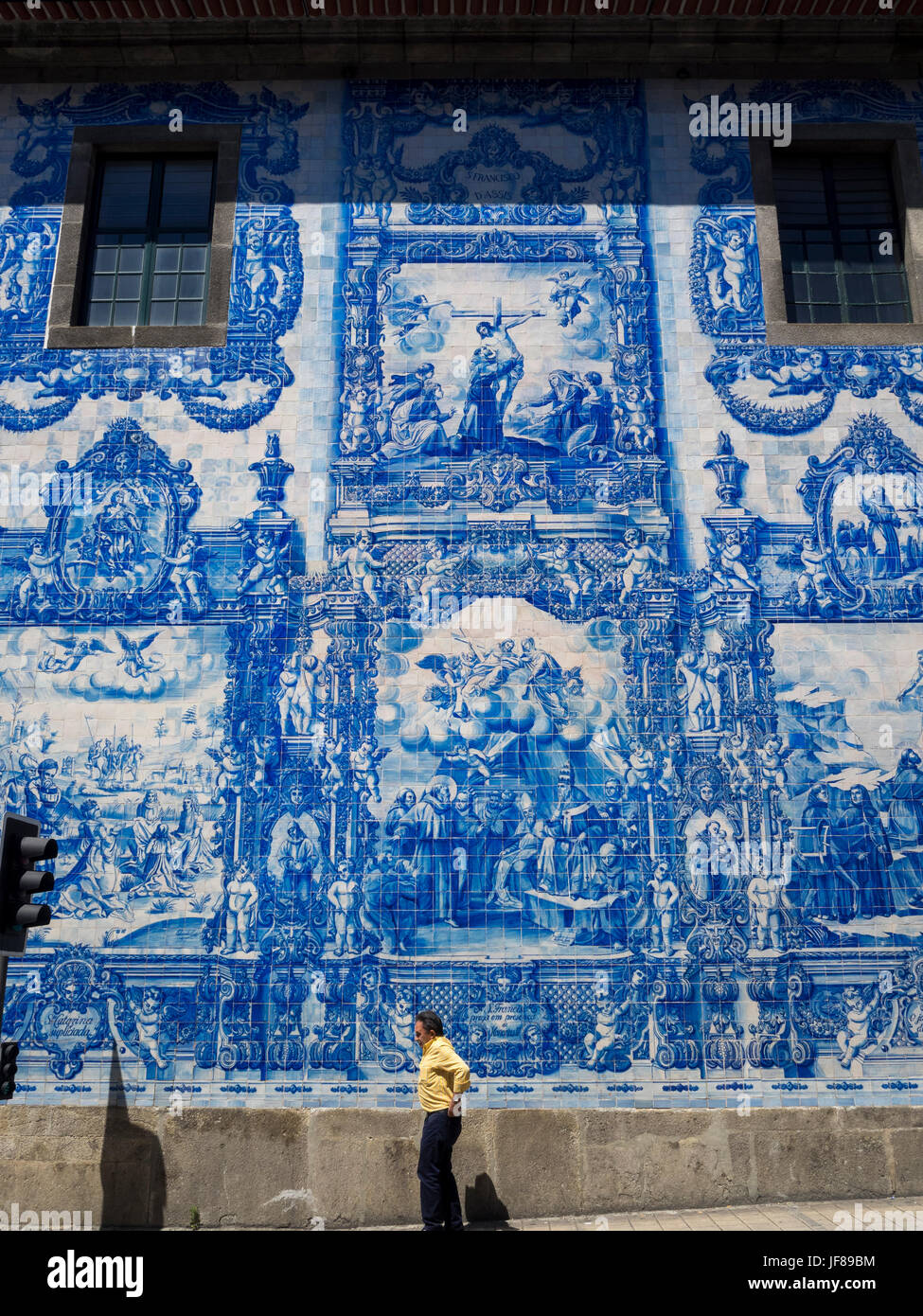 Bunt gekachelten Exterieur der Capela (Kapelle) Das Almas - Porto, Portugal. Diese Kapelle aus dem 18. Jahrhundert liegt an der Rua de Santa Catarina in zentralen Porto w Stockfoto