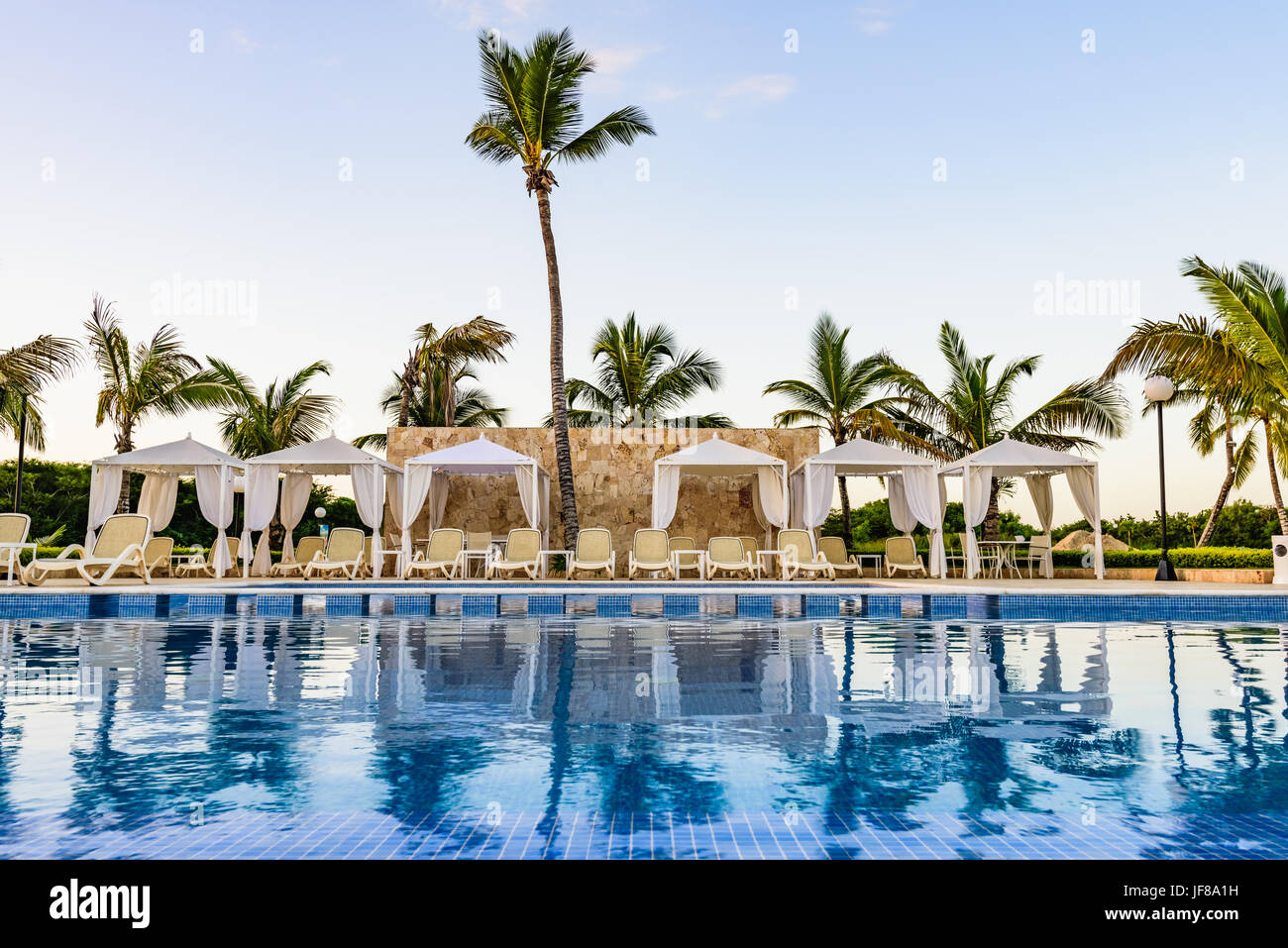 Schwimmbad mit Liegestühlen Stockfoto