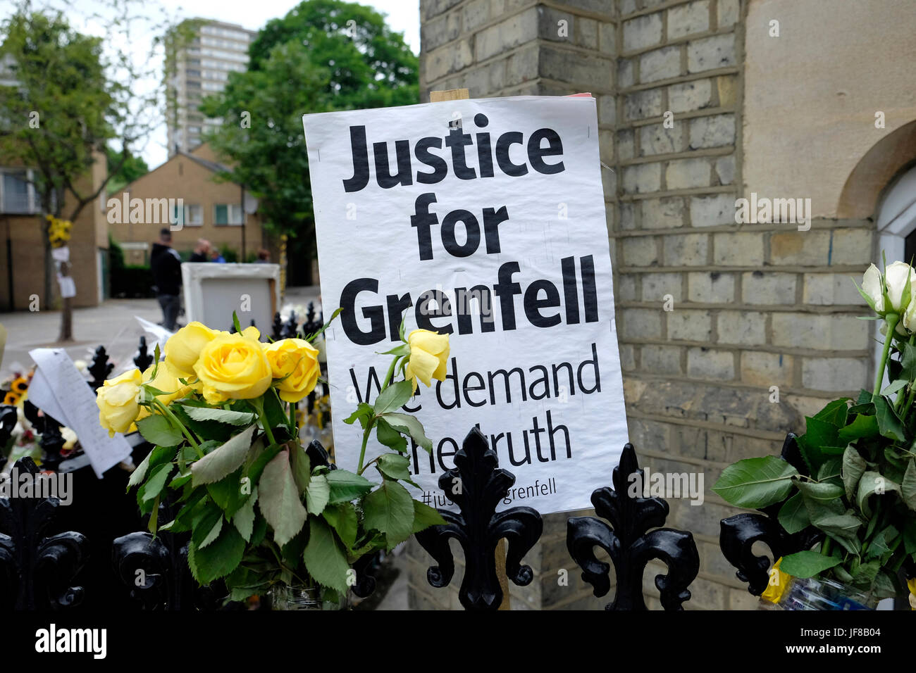Ein Banner links in der Nähe von Grenfell Turm Lesung"Gerechtigkeit für Grenfell, fordern wir die Wahrheit" Stockfoto