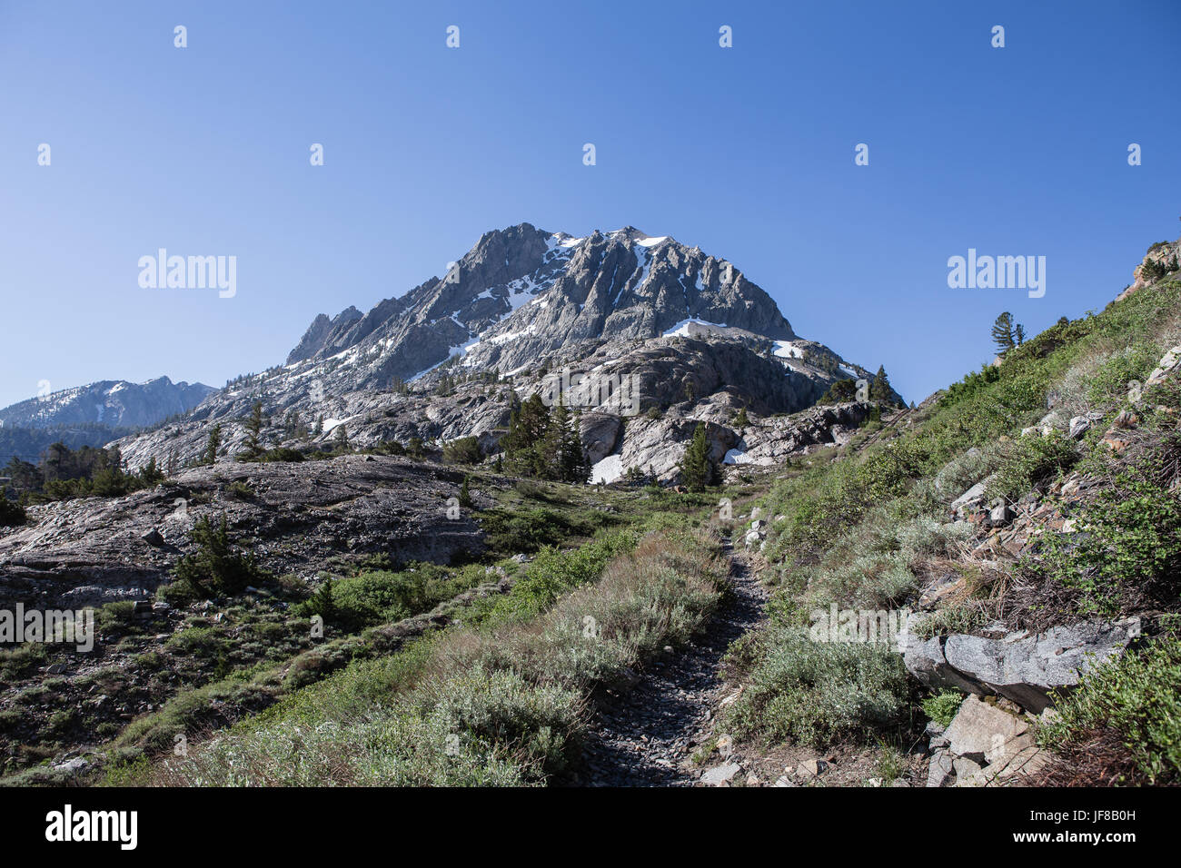 Blick auf den Gipfel von Carson Peak von der Rush Creek Wanderweg in den Bergen der Sierra Nevada über dem Berg Gemeinschaft von Juni See Stockfoto