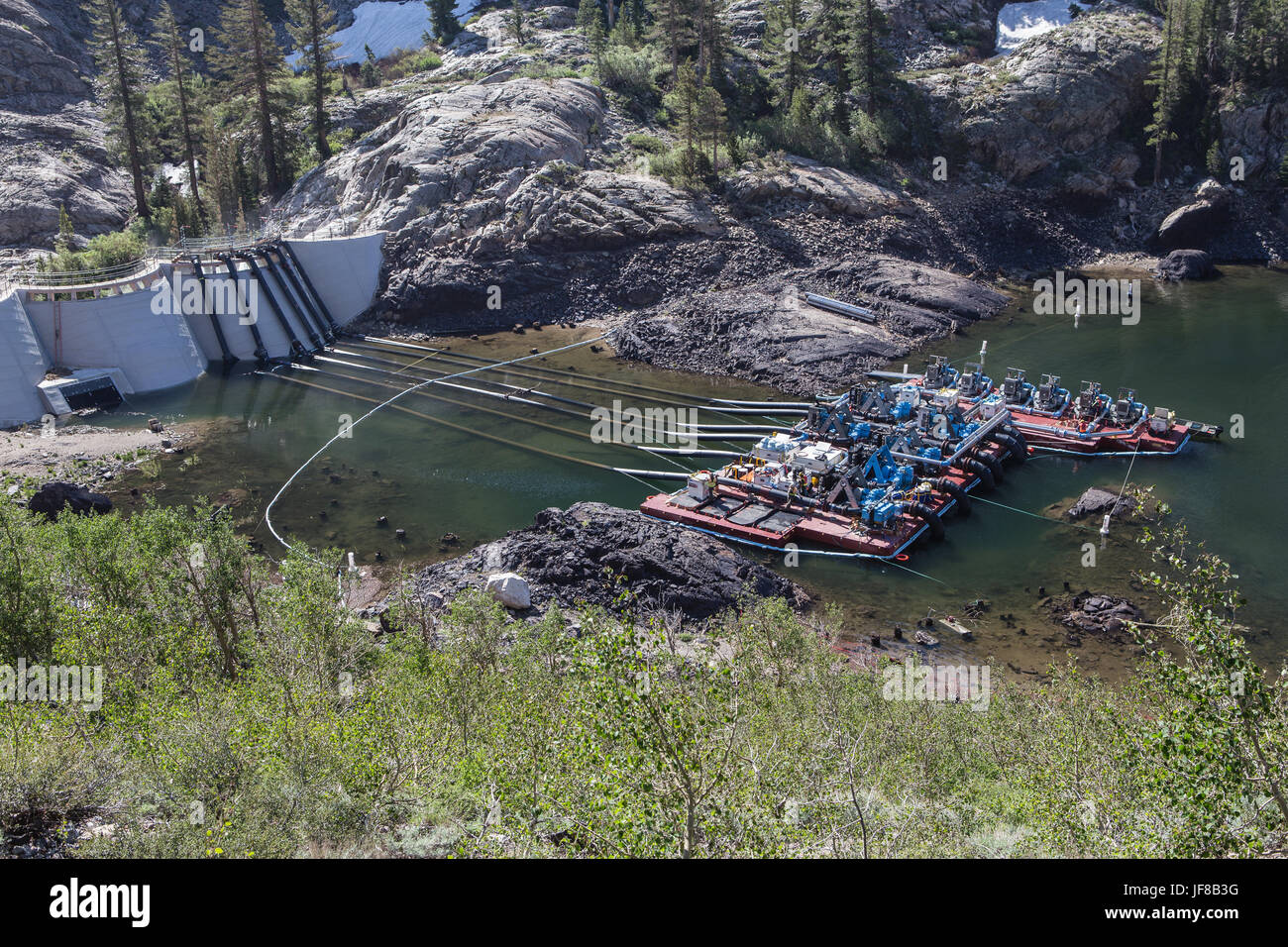 Überschüssiges Wasser wird abgepumpt Agnew See im Besitz und wird betrieben von Southern California Edison nach Rekordwinter Schnee verursacht schweren Schneeschmelze Abfluss. Stockfoto