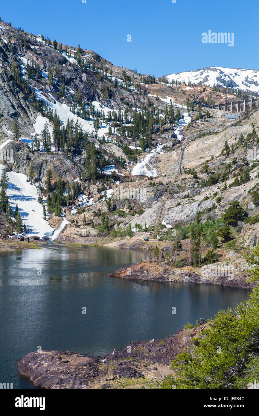 Agnew See mit Gem Lake dam hoch oben in der Ferne die Berge der Sierra Nevada über die Gemeinschaft der June Lake. Stockfoto