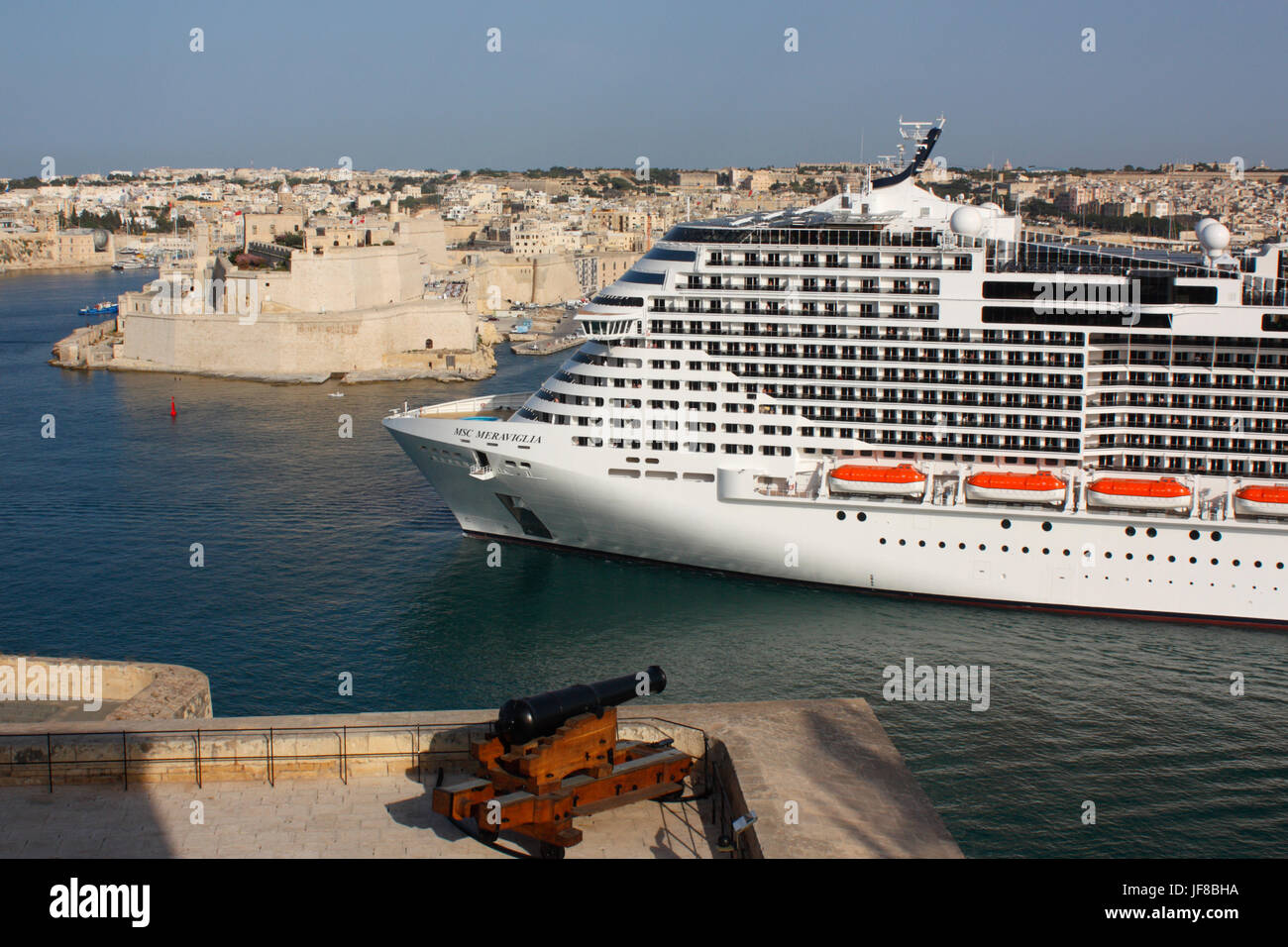 Massentourismus im Mittelmeer. Das große Kreuzfahrtschiff oder Linienschiff MSC Meraviglia zwergt Fort St Angelo (oben links), wie es von Malta, Europa abfährt Stockfoto