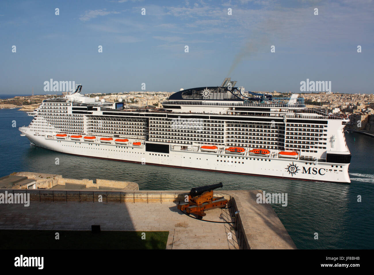 Reisen im Mittelmeerraum. Das riesige, moderne Kreuzschiff oder Linienschiff MSC Meraviglia, das von Malta abfährt, aus der Sicht der Upper Barrakka in Valletta Stockfoto