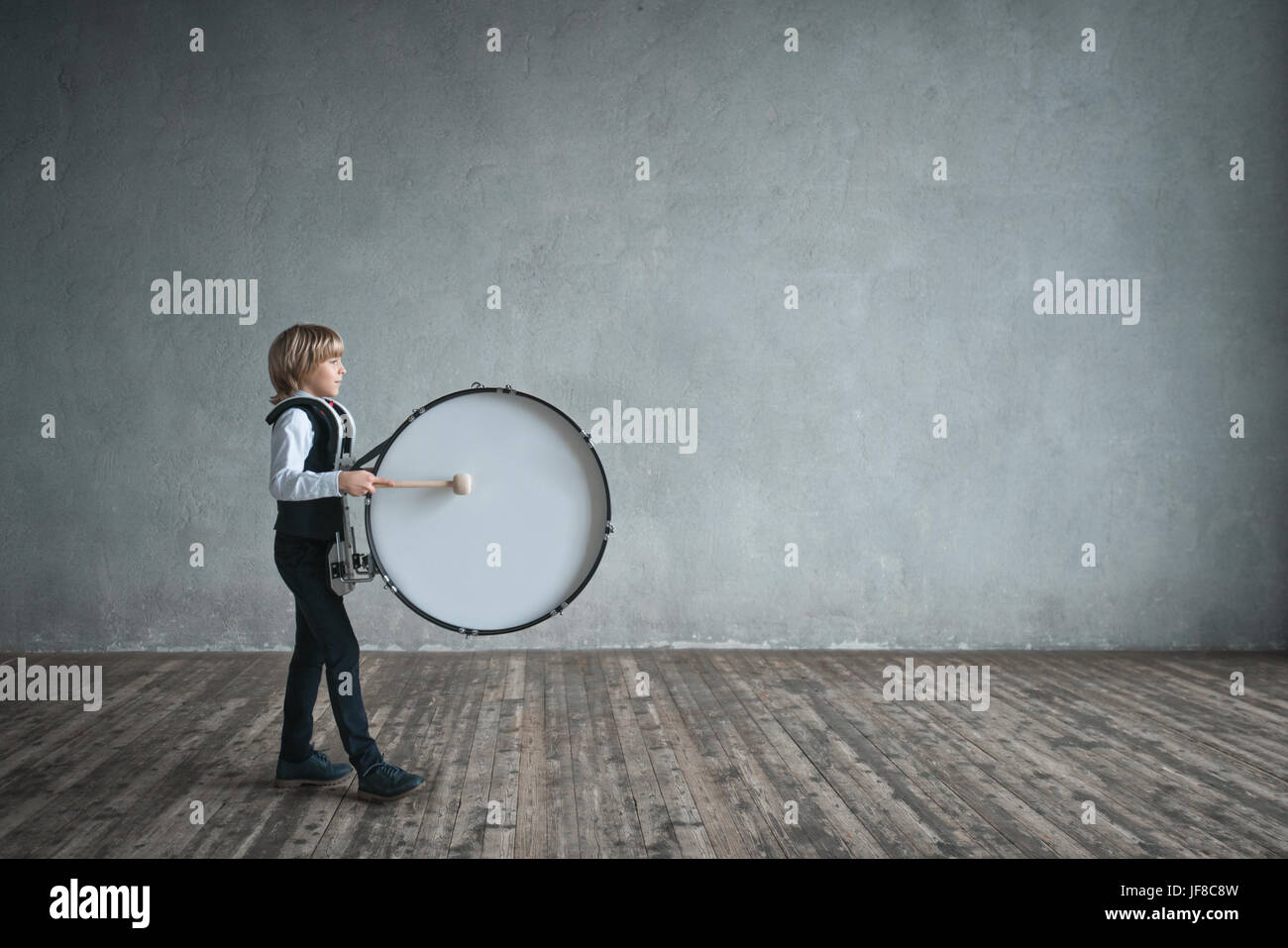 Musiker mit Trommel Stockfoto