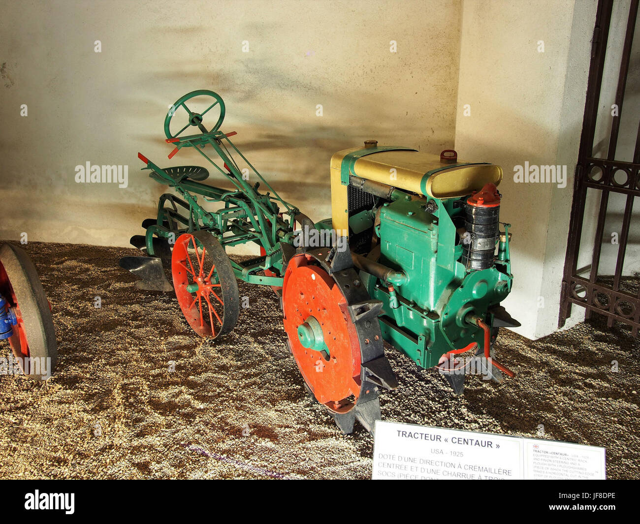 Der Traktor 1925 Centaur ist ein weiteres Beispiel für frühe mechanisierte Landmaschinen. Mit seinem robusten Design und seiner zuverlässigen Leistung wurde der Centaur in den 1920er Jahren zu einem Schlüsselwerkzeug für die Landwirtschaft, das im Musée Maurice Dufresne ausgestellt wurde. Stockfoto