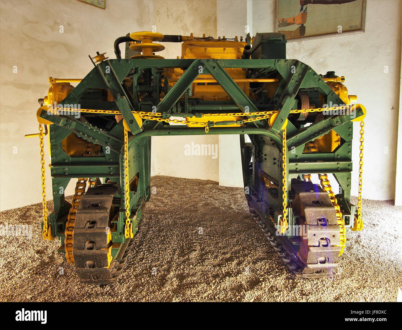 Der 1920 Vidal Tractor enjambeur, der im Musée Maurice Dufresne ausgestellt wird, ist ein Wandertraktor, der für spezialisierte landwirtschaftliche Arbeiten entwickelt wurde und frühe Landmaschinen präsentiert. Stockfoto