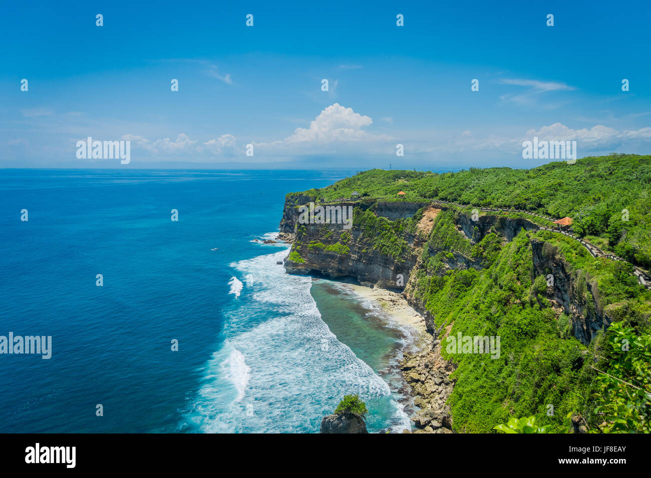Herrliche Aussicht auf die Steilküste und das Meer in Uluwatu in Bali, Indonesien. Stockfoto