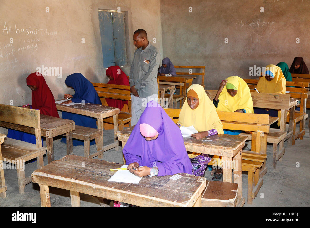 Studenten sitzen für ihre letzte Amtszeit Prüfung an der Mujama Secondary School in Beledweyne, Somalia, am 22. Mai 2017. AMISOM Foto Stockfoto