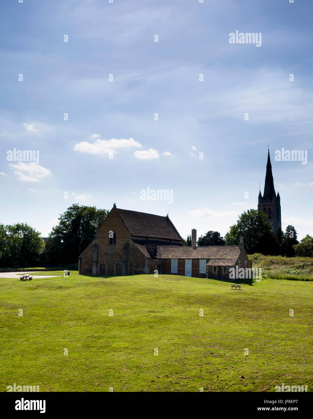 Oakham Castle, Oakham, Rutland. England UK. Eines der schönsten Beispiele der normannischen Architektur. Ursprünglich war es als die Große Halle bekannt und war Teil eines viel größeren befestigte Manor House. Können alle Heiligen Pfarrkirche Oakham im Hintergrund gesehen werden. Es ist eine helle diesigen Nachmittag mit blauen Himmel und nur ein paar Wolken. Stockfoto