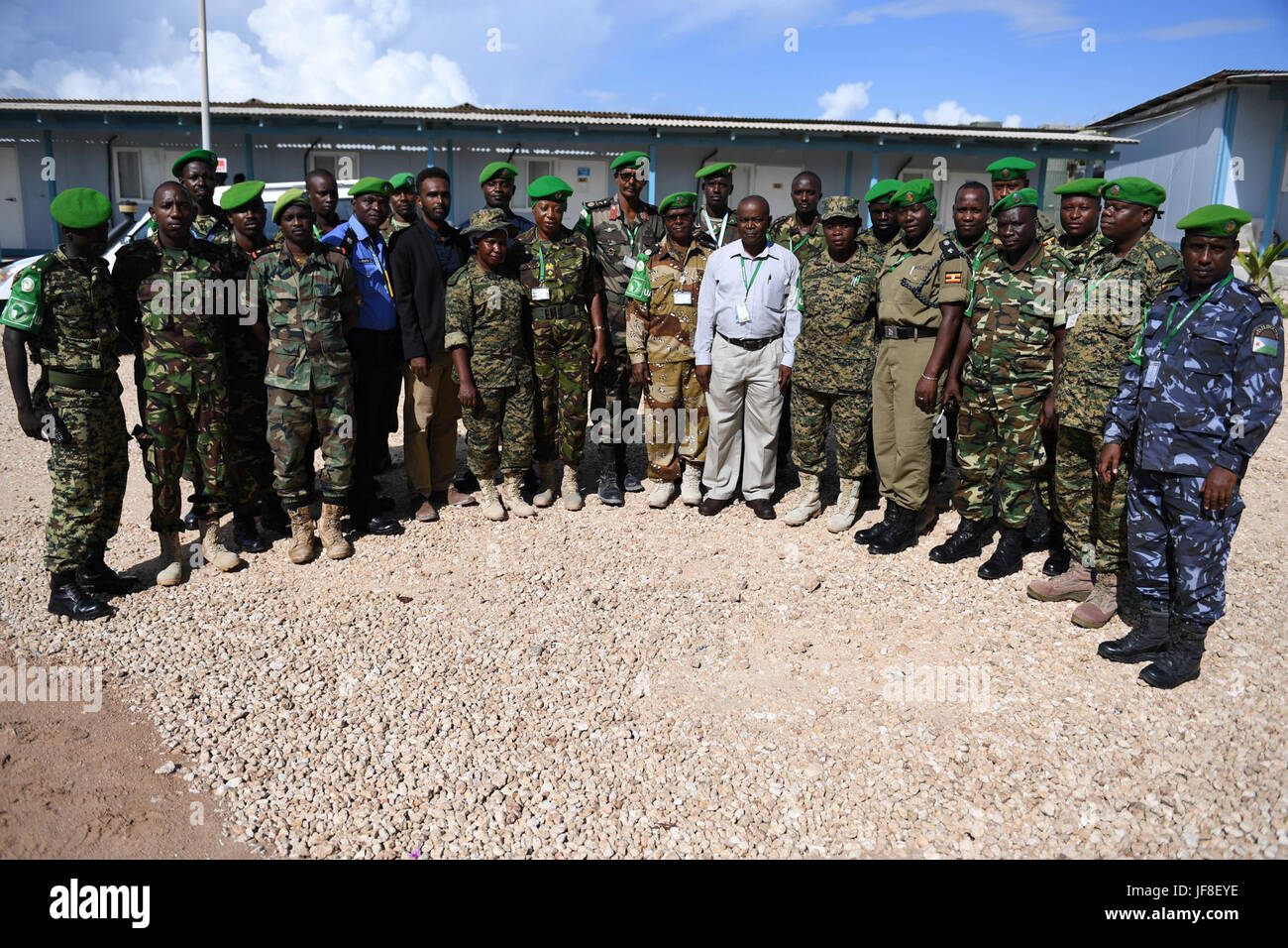 AMISOM Polizisten und Militärangehörige posieren für ein Foto, nachdem sie am 2. Mai 2017 in Mogadischu einen Workshop zum Thema zivile Unfallverfolgung, Analyse und Reaktion (CCTARC) absolviert haben. Der Workshop konzentrierte sich auf die Verbesserung der Reaktion auf zivile Opfer während eines Konflikts. Stockfoto