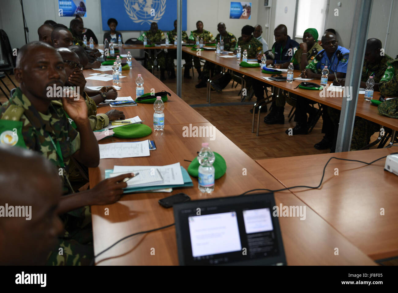 Am 2. Mai 2017 nahmen Militär- und Polizeibeamte unter AMISOM an einem Workshop in Mogadischu zum Thema zivile Unfallverfolgung, Analyse und Reaktion (CCTARC) Teil. Der Workshop konzentrierte sich auf die Verbesserung der Fähigkeit der Sicherheitskräfte, auf zivile Opfer in Konfliktzonen zu reagieren. Foto von AMISOM. Stockfoto