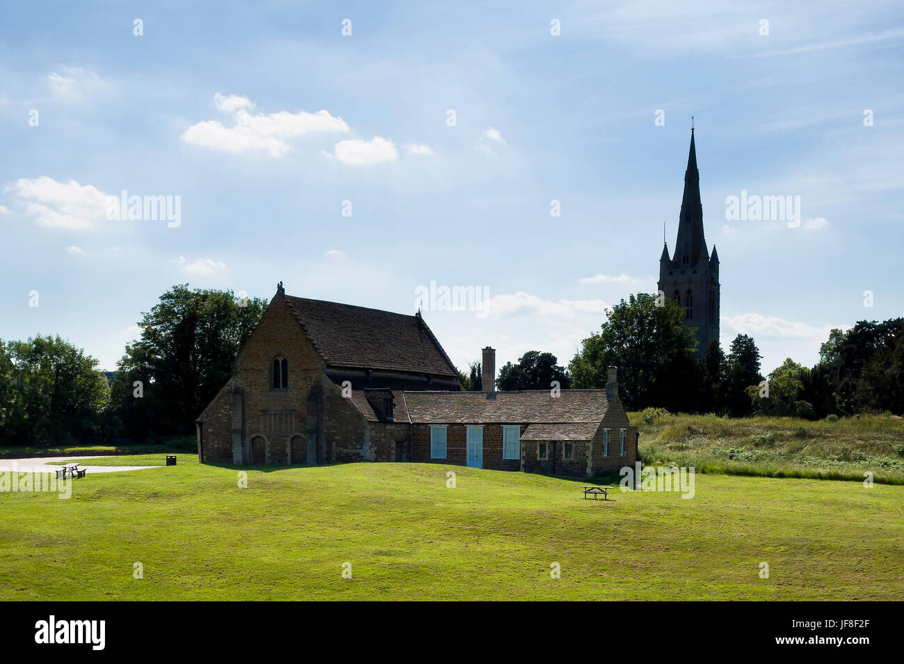 Oakham Castle, Oakham, Rutland. England UK. Eines der schönsten Beispiele der normannischen Architektur. Ursprünglich war es als die Große Halle bekannt und war Teil eines viel größeren befestigte Manor House. Können alle Heiligen Pfarrkirche Oakham im Hintergrund gesehen werden. Es ist eine helle diesigen Nachmittag mit blauen Himmel und nur ein paar Wolken. Stockfoto