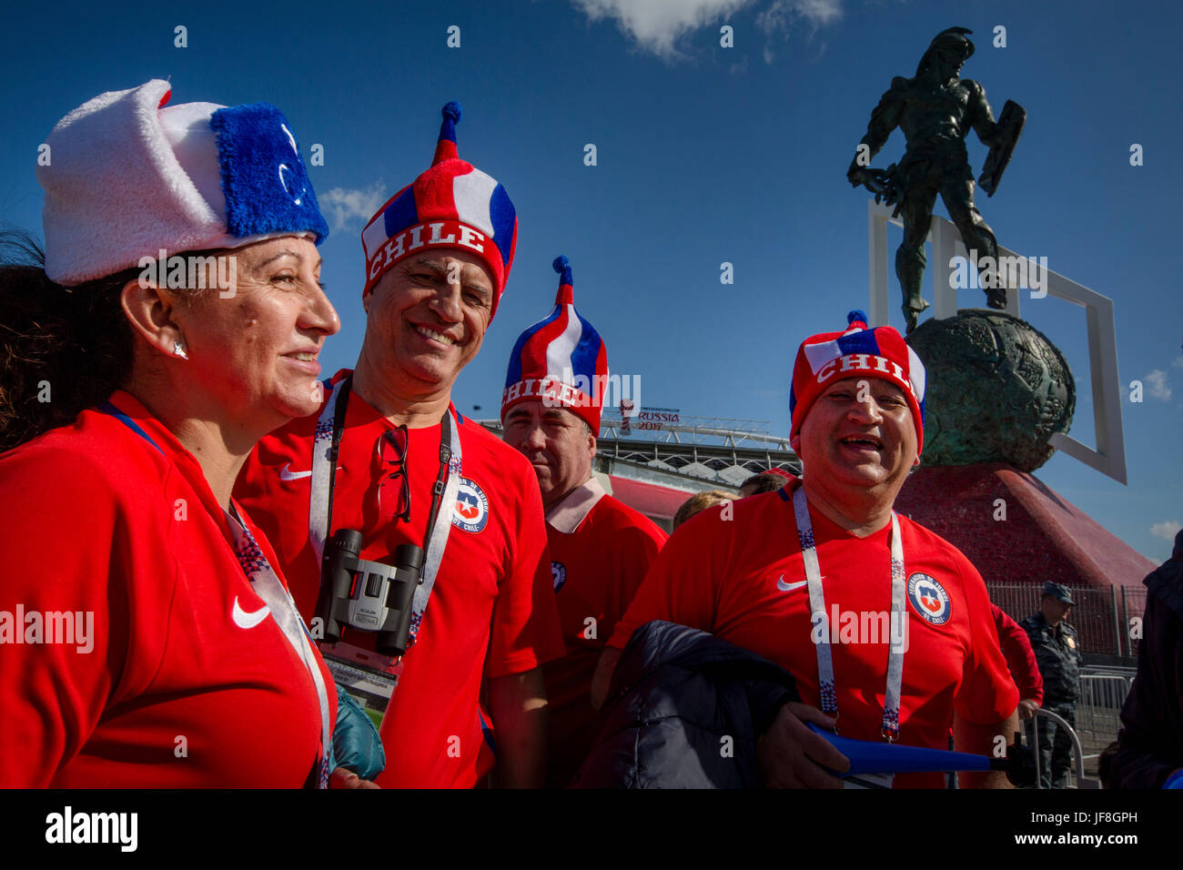 Fans der chilenischen Nationalmannschaft zwischen vor Beginn des Spiels Chile und Australien am FIFA-Konföderationen-Pokal 2017 in der Nähe von Otkritie Arena Stadion Stockfoto