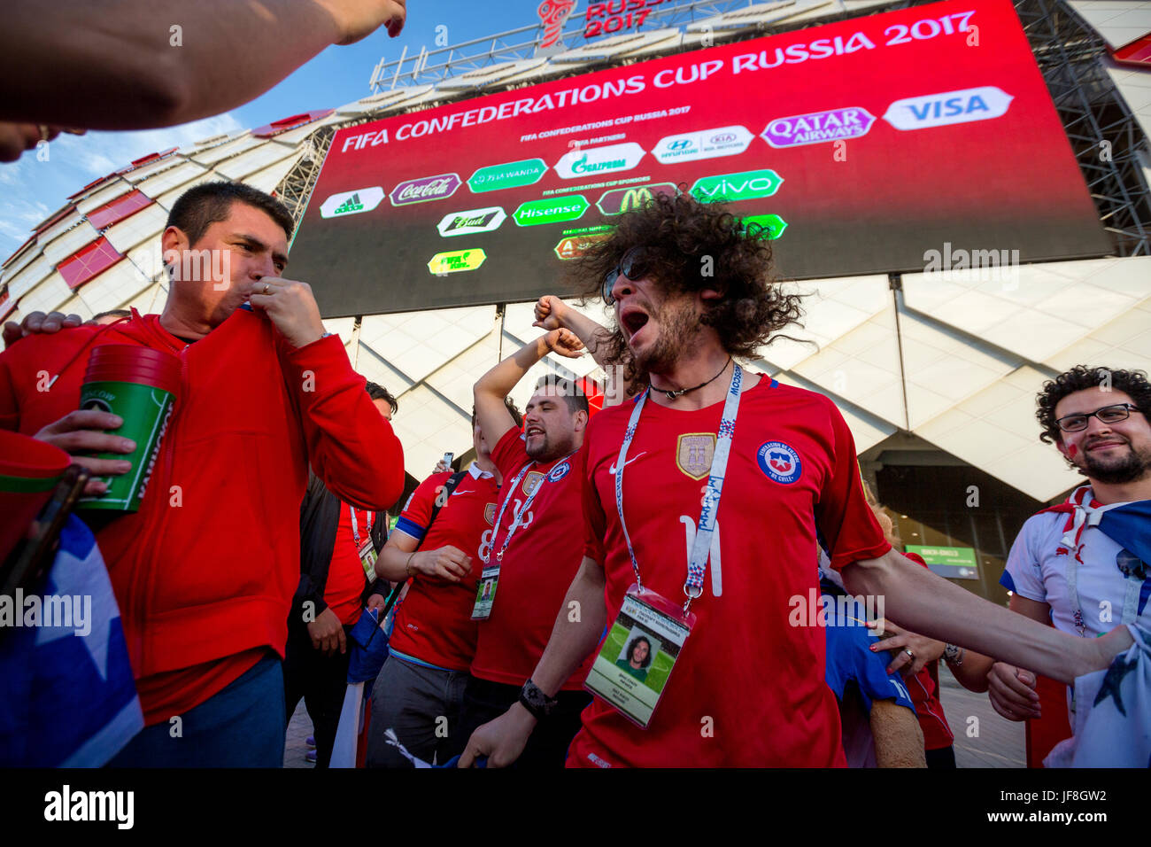 Fans der chilenischen Nationalmannschaft zwischen vor Beginn des Spiels Chile und Australien am FIFA-Konföderationen-Pokal 2017 in der Nähe von Otkritie Arena Stadion Stockfoto