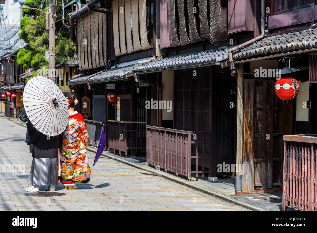 Japanisches Paar in Tracht, mit ihren Fotos ein paar Tage vor der eigentlichen Hochzeit gekleidet. Stockfoto
