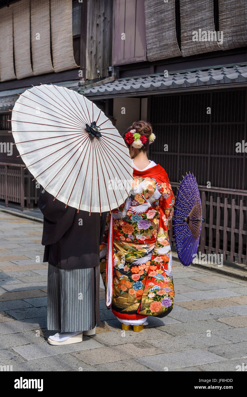Japanisches Paar in Tracht, mit ihren Fotos ein paar Tage vor der eigentlichen Hochzeit gekleidet. Stockfoto