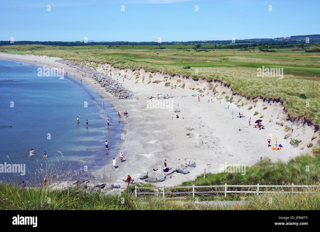 Urlauber Badegäste am Strand und im Meer am Rosses Point County Sligo Irland wilden Atlantik Weg Stockfoto