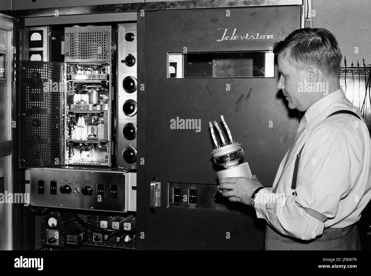 Ingenieur Lauri Hakkinen mit dem Fernsehsender RCA, einem historischen Foto, das die frühen Stadien der Fernsehtechnologie und -Innovation zeigt. Stockfoto