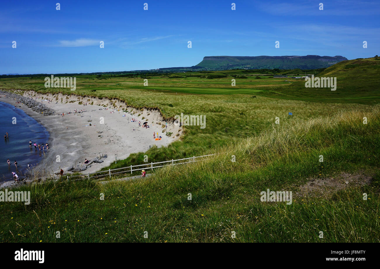 Urlauber Badegäste am Strand und im Meer am Rosses Point County Sligo Irland wilden Atlantik Weg Stockfoto