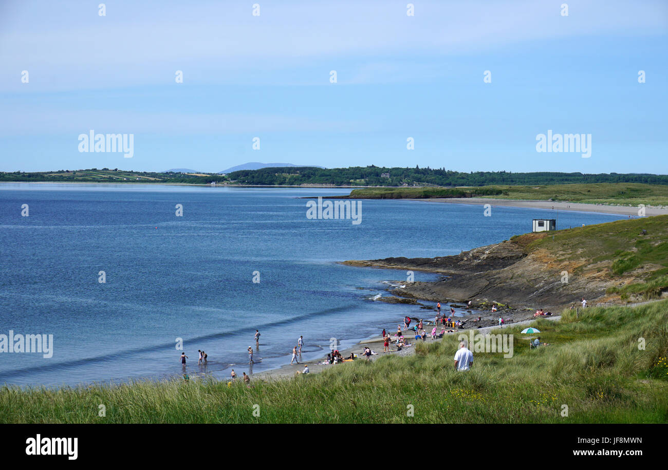 Urlauber Badegäste am Strand und im Meer am Rosses Point County Sligo Irland wilden Atlantik Weg Stockfoto
