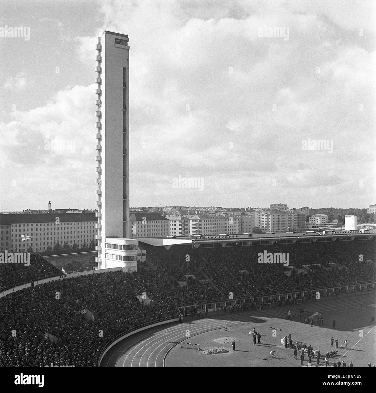 Ein historisches Foto des Helsinki Olympiastadions und seines berühmten Turms, aufgenommen 1938, das finnische Architekturdesign zeigt. Stockfoto