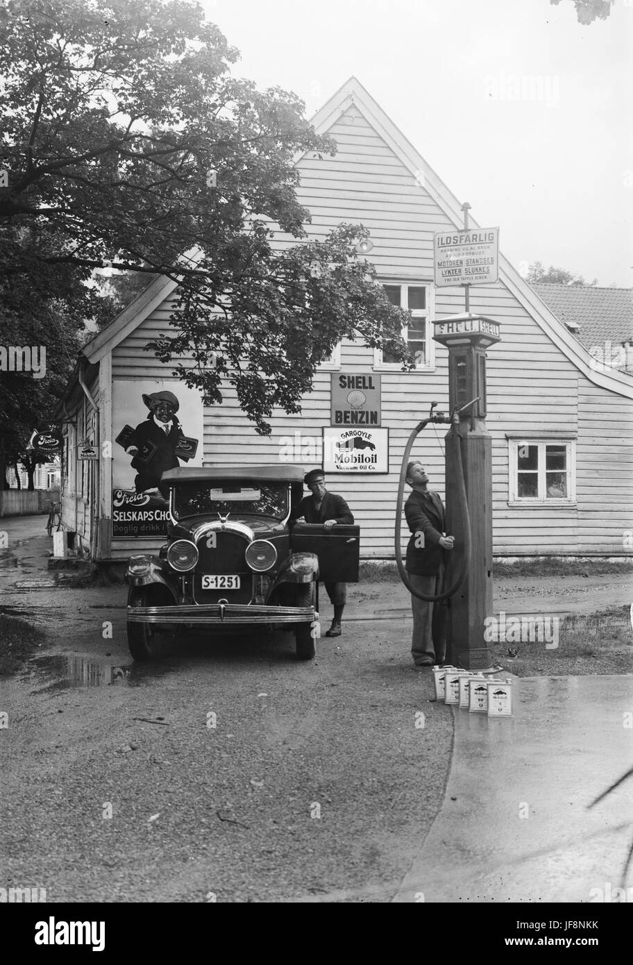 Shell-Tankstelle, Førde, CA 1930-1944 Stockfoto