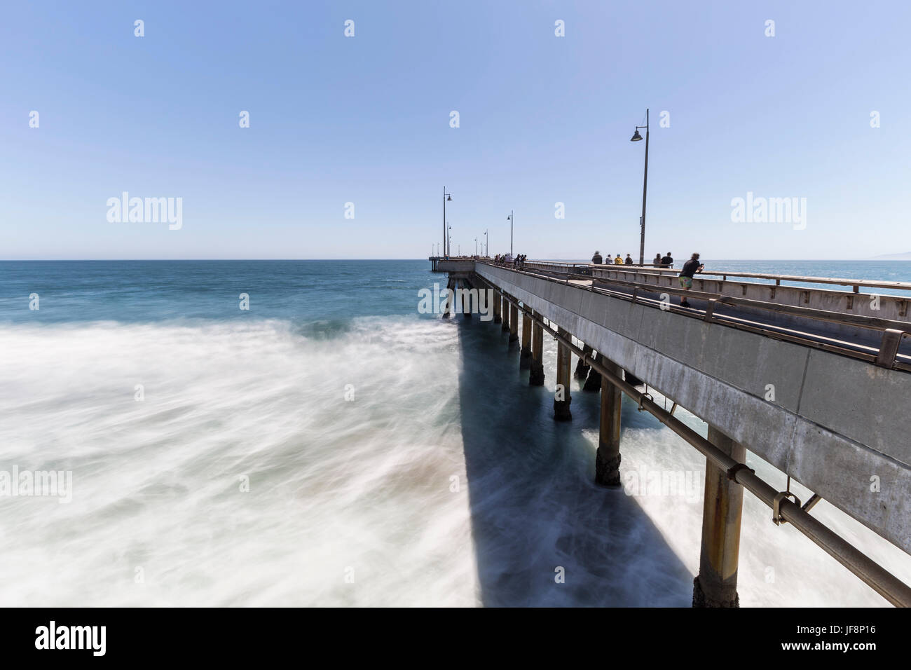 Los Angeles, Kalifornien, USA - 26. Juni 2017: Venedig Strand Angelsteg mit Motion Blur Wellen. Stockfoto