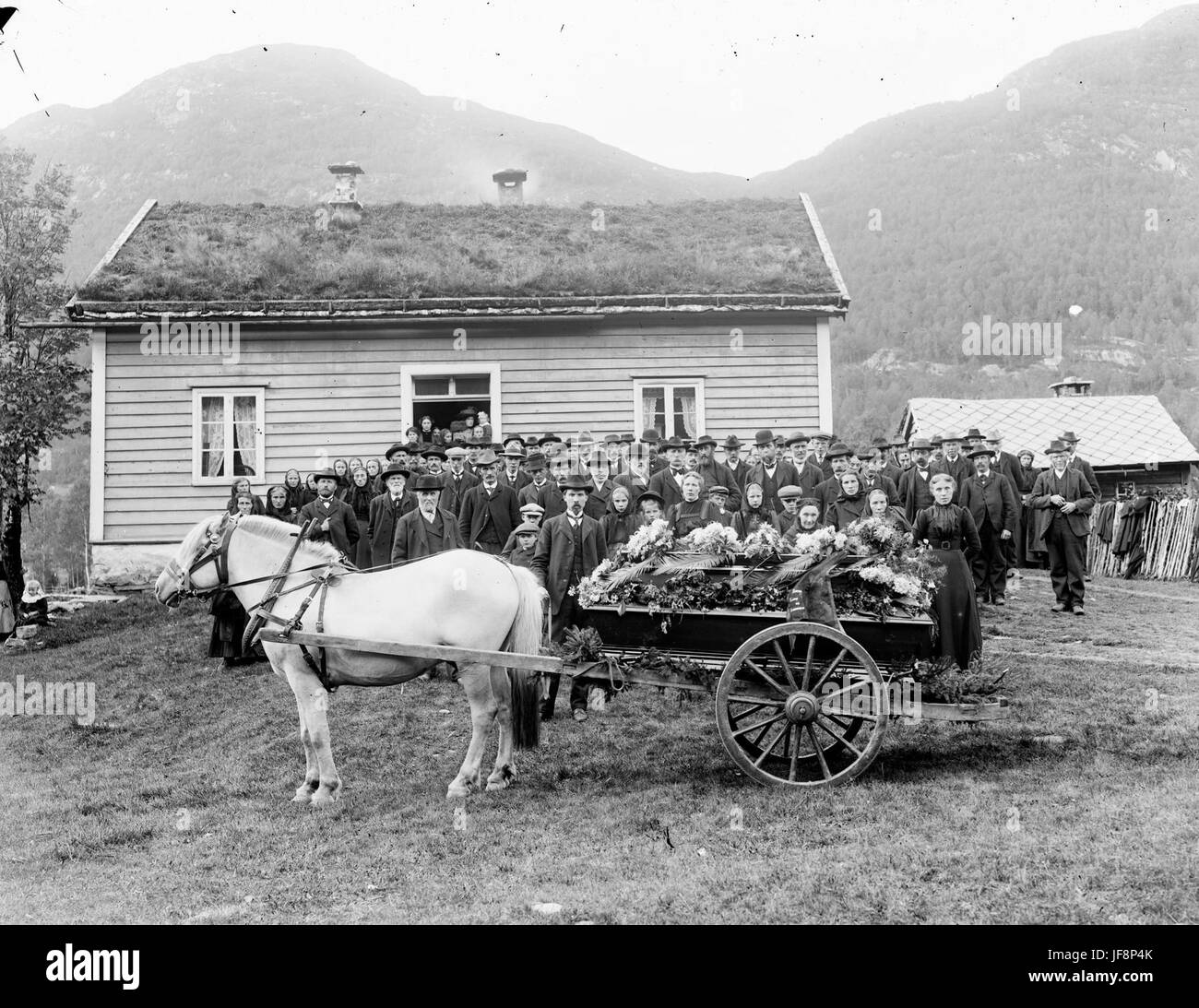 Eine düstere Trauerprozession, die Anfang des 20. Jahrhunderts eingenommen wurde und die Traditionen und kulturellen Praktiken der damaligen Zeit in Norwegen widerspiegelt. Stockfoto