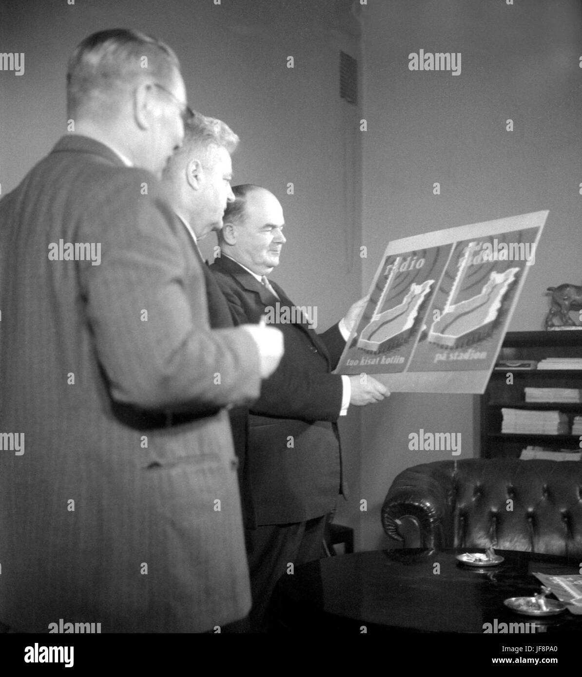 Ein Poster von den Olympischen Spielen 1952 in Helsinki zur Feier des weltweiten Sportereignisses in Finnland. Stockfoto