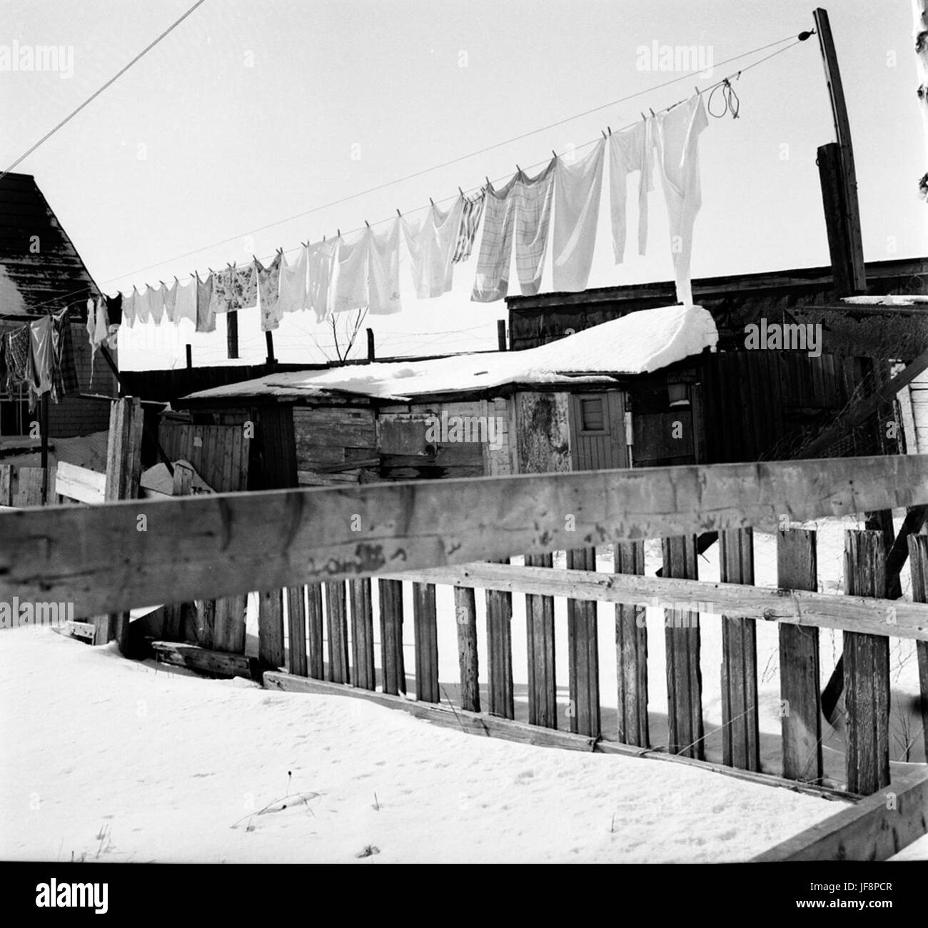 Wäschetag in der Almon Street, Halifax, Nova Scotia, mit schneebedeckten Häusern im Hintergrund. Stockfoto