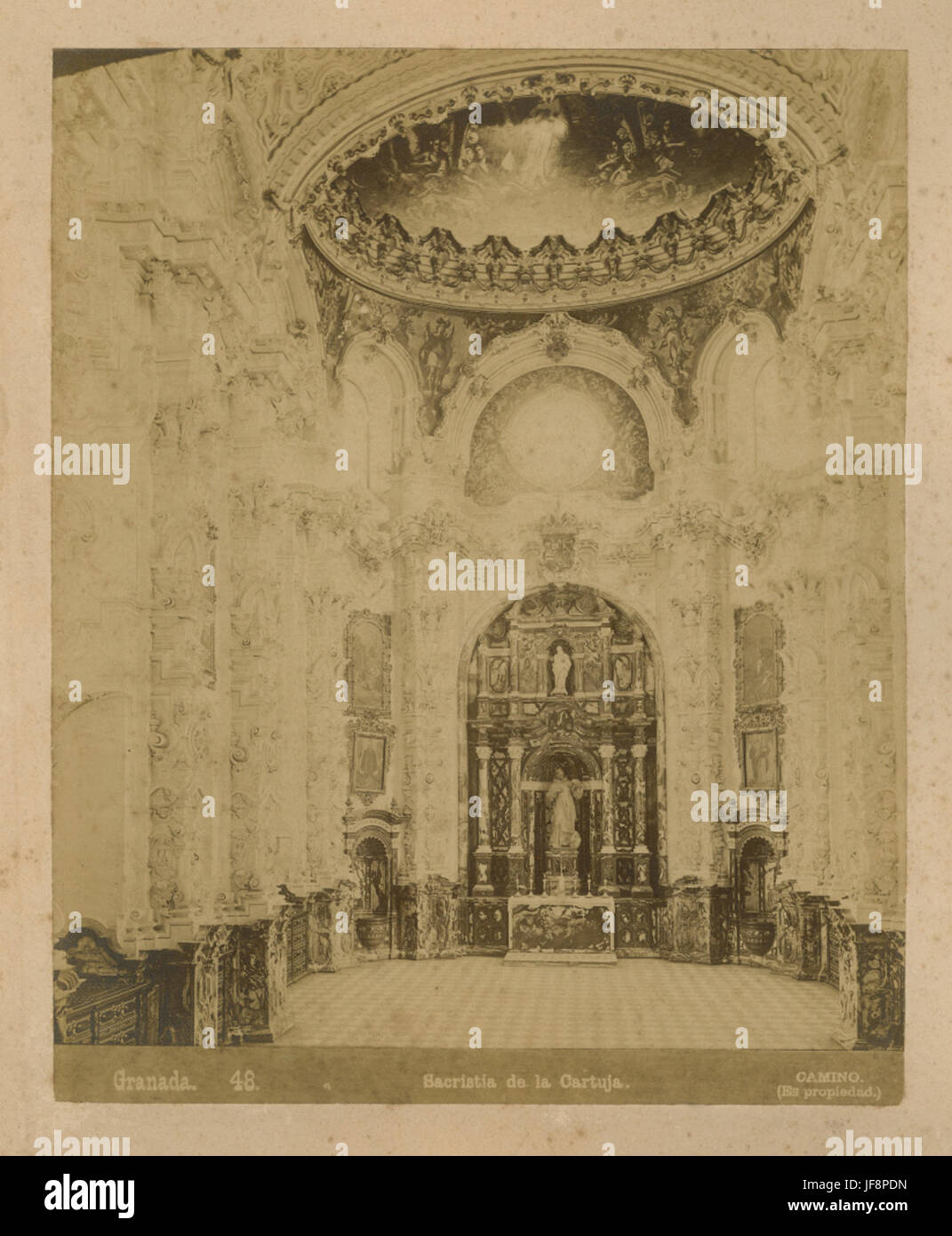 Ein Foto der Sacristía de la Cartuja, einer historischen Kapelle in Spanien, die ihre architektonische Schönheit und religiöse Bedeutung zeigt. Stockfoto