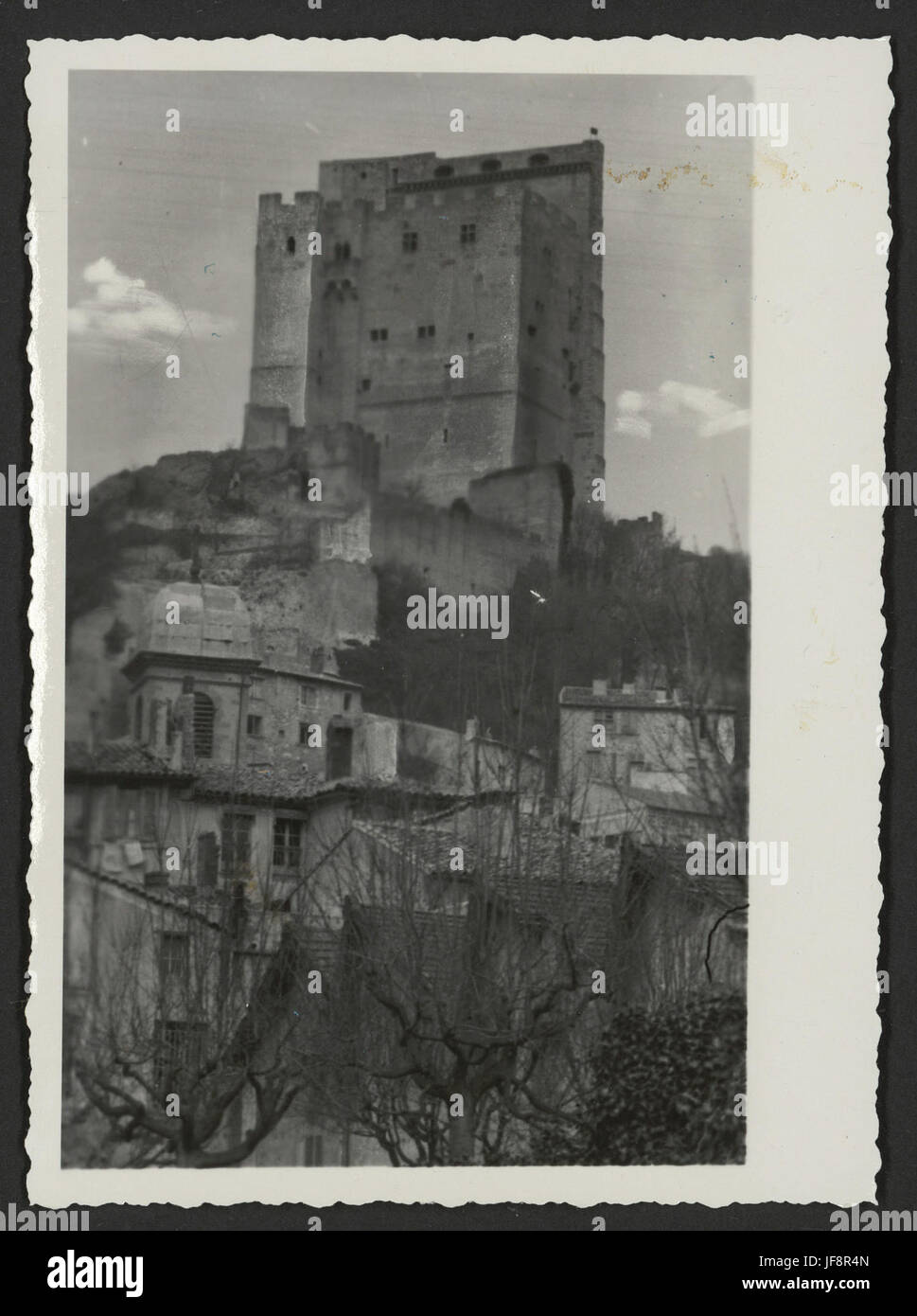 Der Familienturm Chabrières in Crest ist ein historisches Wahrzeichen, das klassische Architektur und Familienerbe zeigt. #Crest #ChabrièresTower Stockfoto