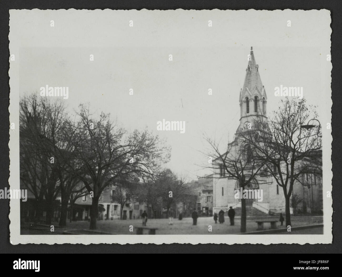 Eglise St-Joseph und der Place de Loriol, eine historische französische Kirche und Platz, wunderschön in Vintage-Fotografie aufgenommen. #StJosephChurch #LoriolFrance Stockfoto