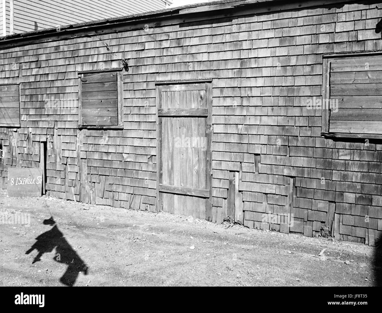 Ein historisches Bild der 8 Isleville Street in Halifax, Nova Scotia, Kanada, zeigt die Architektur, die Winterlandschaft, und Wäschetag Traditionen in einem schneebedeckten Viertel. Stockfoto
