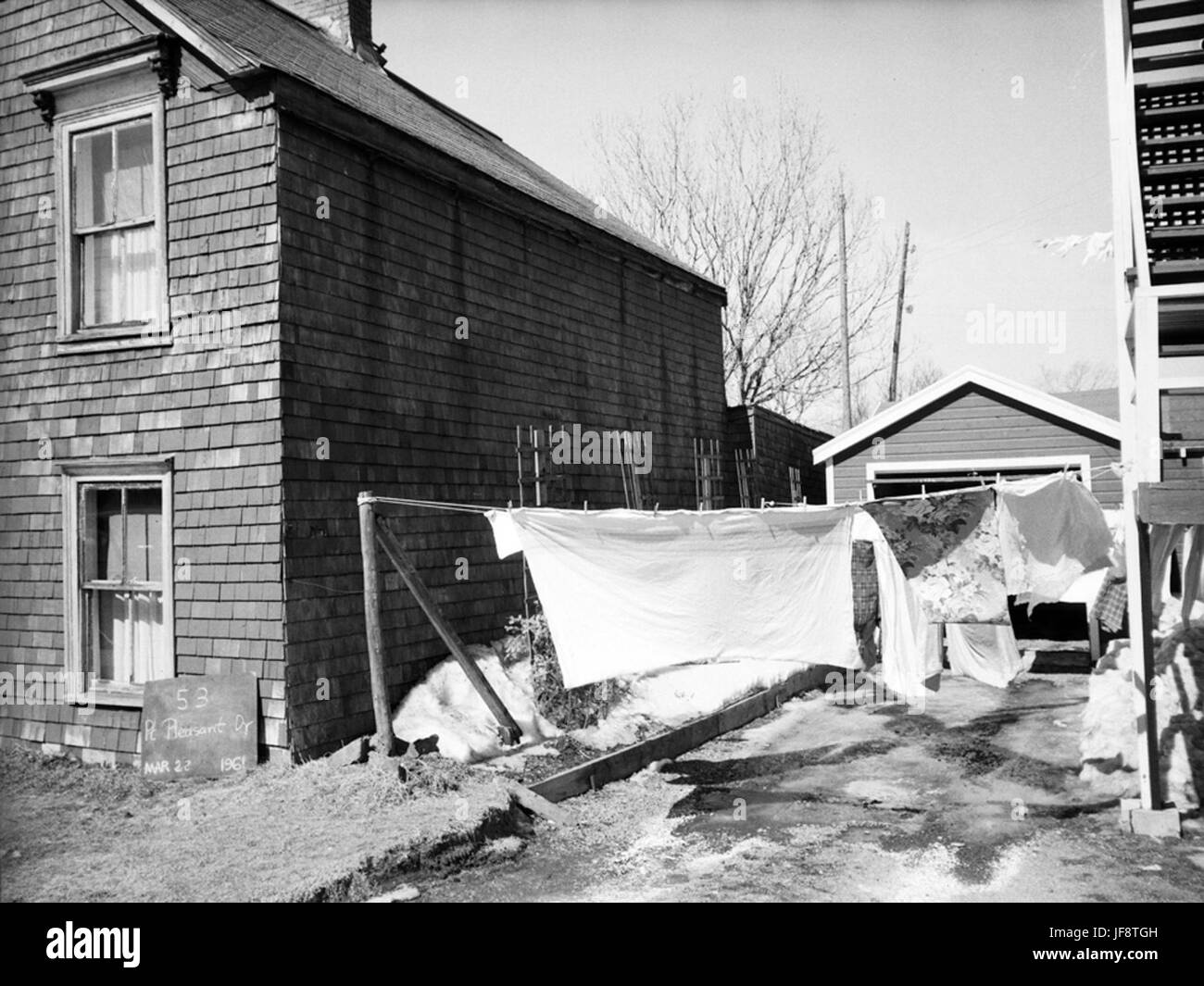 Ein historisches Foto vom 53 Point Pleasant Drive in Halifax, Nova Scotia, zeigt Häuser, Schnee und Wäscheleinen im Winter. Stockfoto