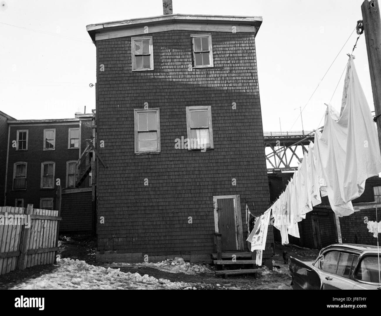 Eine Winterszene in der 24-26 North Street in Halifax, Kanada, die das Wesen einer schneebedeckten Stadt mit einem Kleidungsstück, das in der kalten Luft trocknet, einfängt. Stockfoto